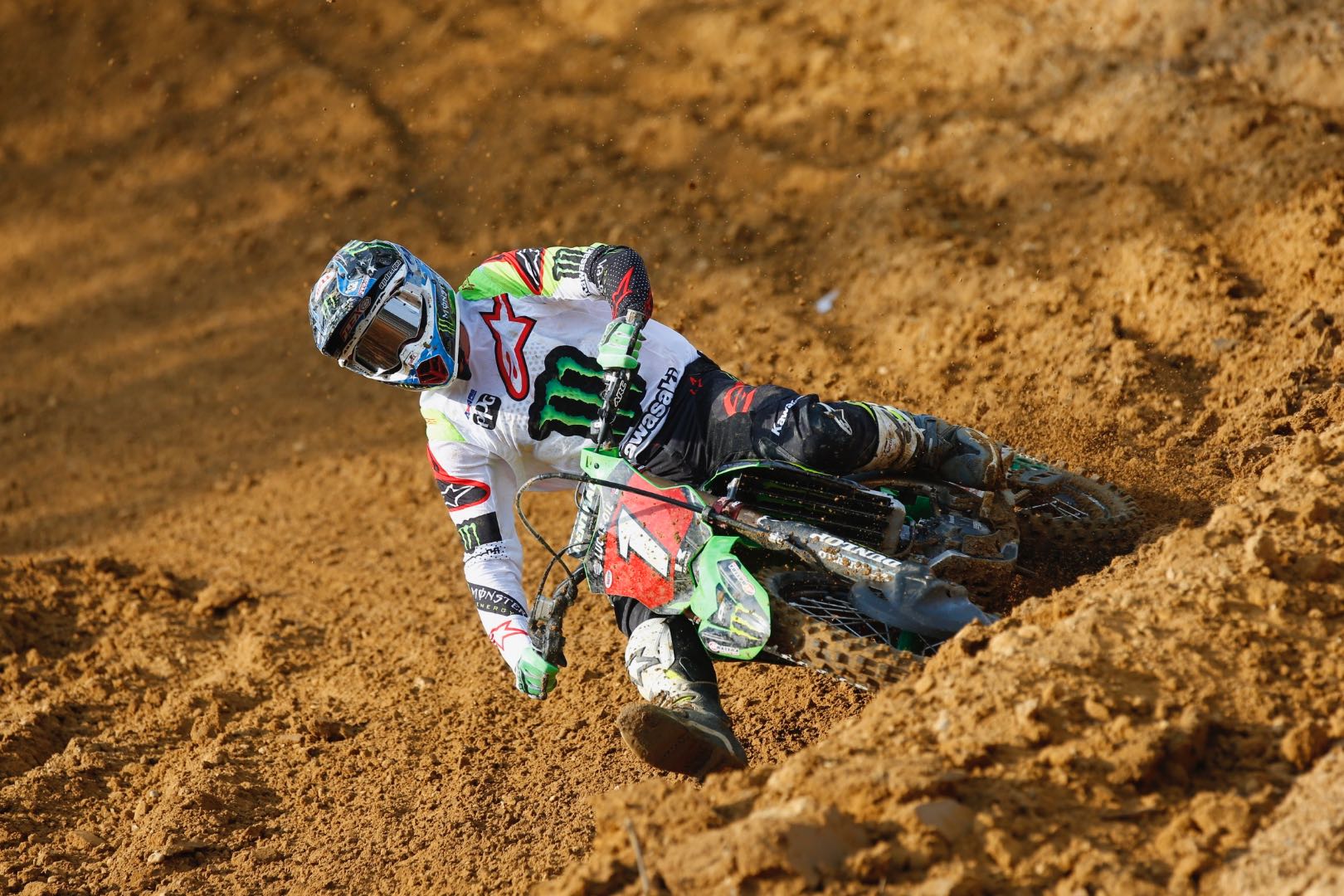 The Helmet Showdown Motocross Vs. Full Face Radar Makassar