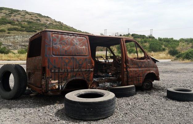 Abandoned burnt out car Free Photo